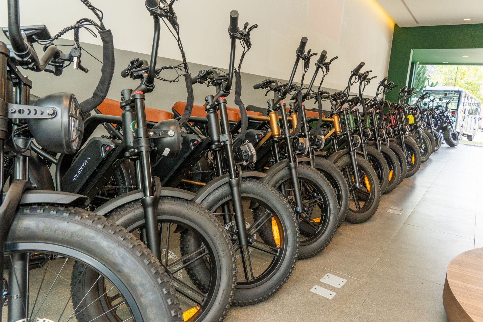 Fileira de bicicletas elétricas Elektra de pneus largos no showroom