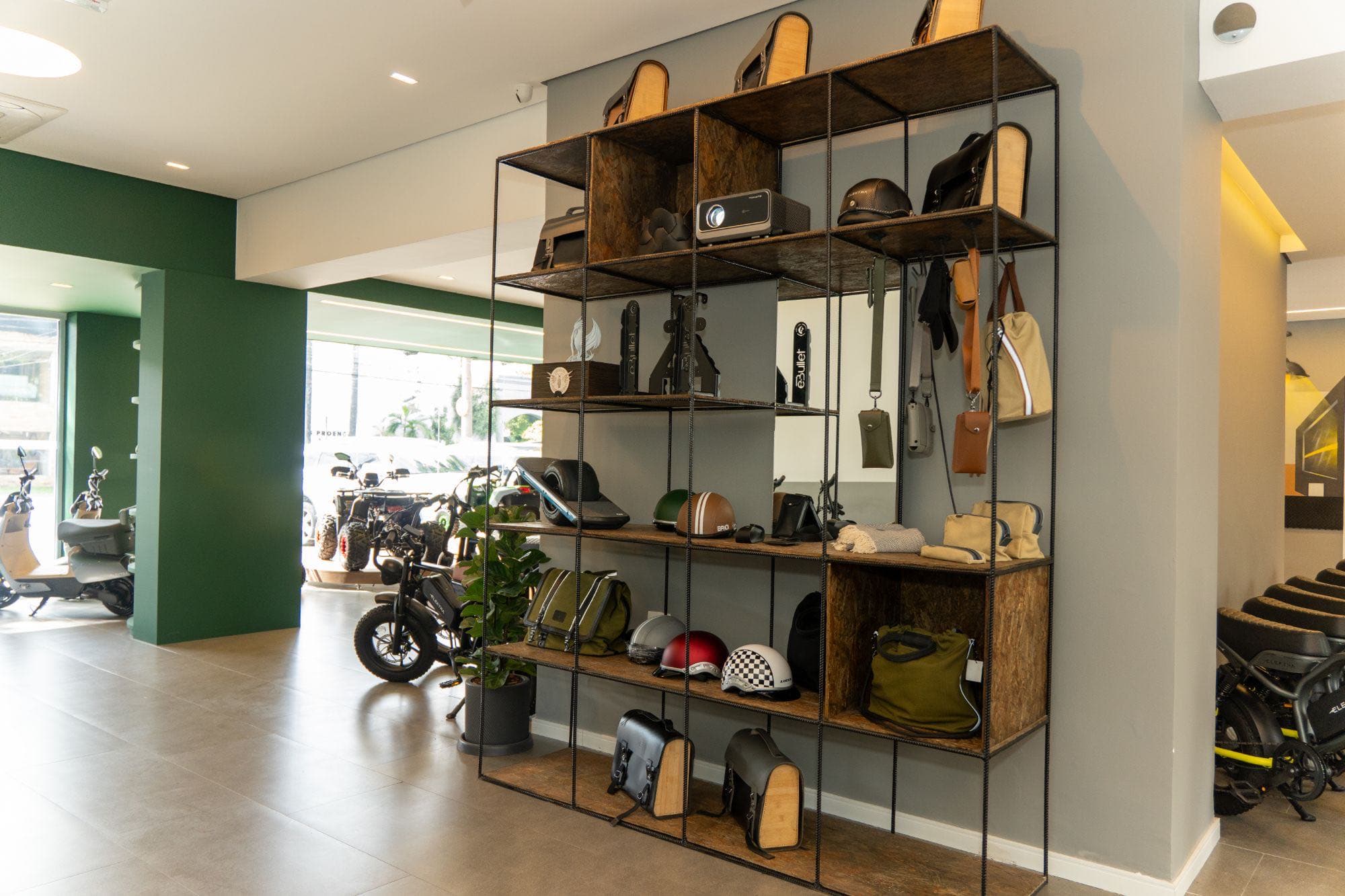 Estante do showroom com bolsas, capacetes e acessórios