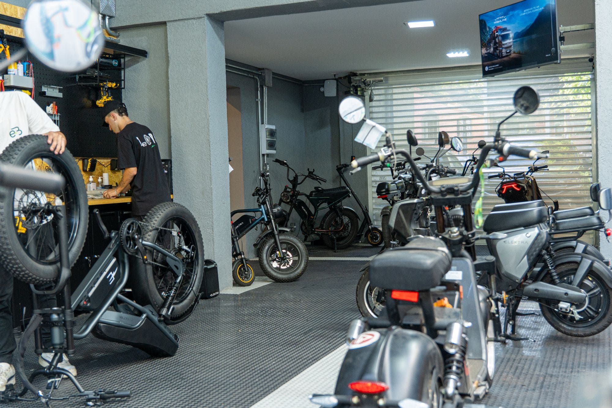 Oficina de assistência técnica da Elektra, com um técnico trabalhando em uma bicicleta elétrica