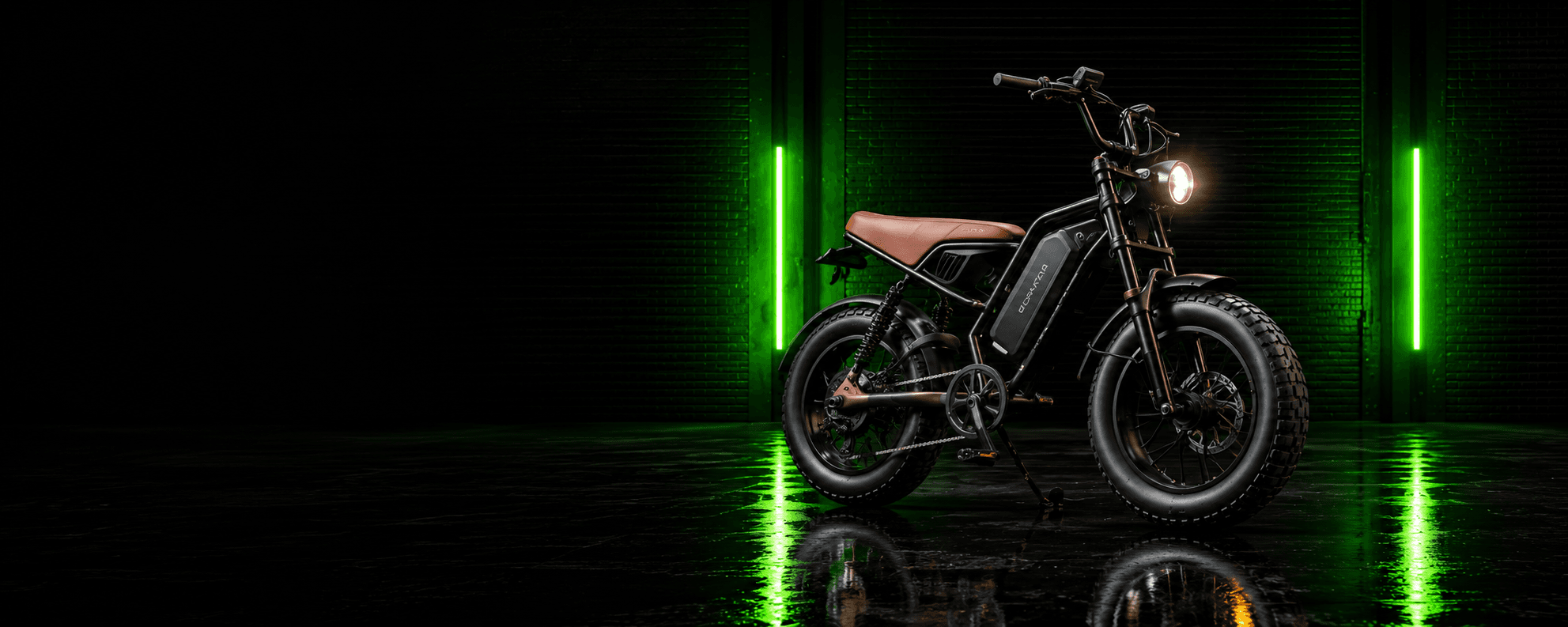 E-bike Elektra com farol aceso em estúdio com iluminação verde