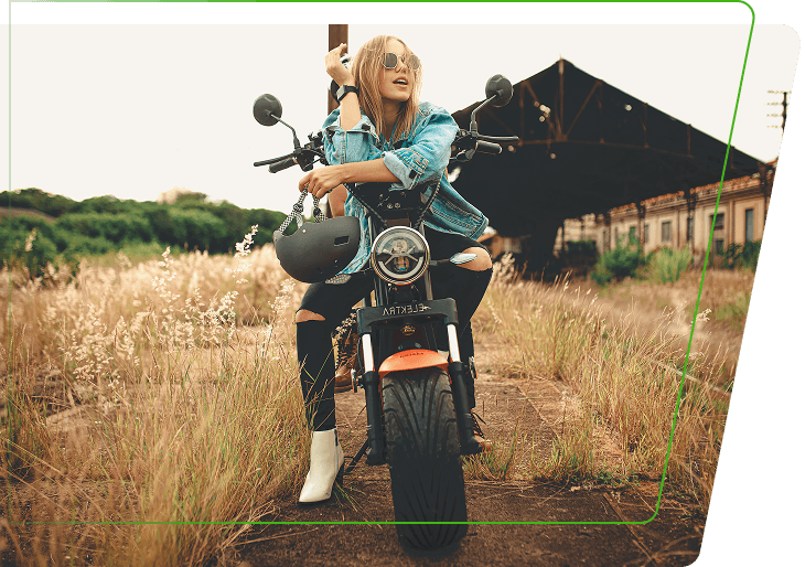 Mulher em moto elétrica Elektra em ambiente rural