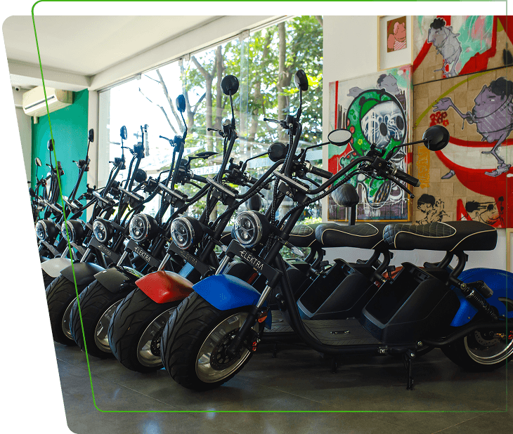 Fila de motos elétricas Elektra dentro da loja showroom