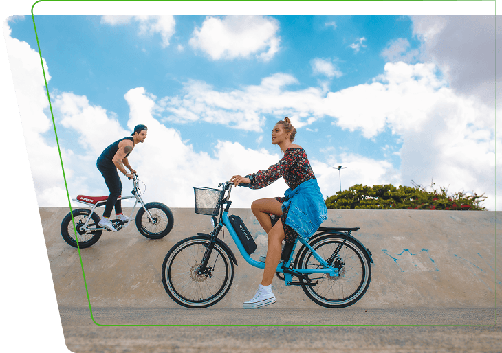 Mulher e ciclista andando de bicicleta elétrica Elektra ao ar livre